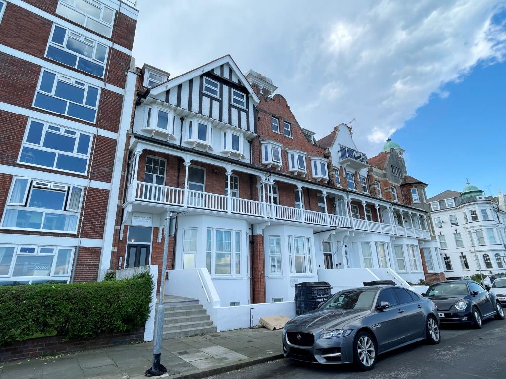 Lot: 74 - TWO-BEDROOM FLAT WITH BALCONY AND SEA VIEWS - External photo of the building